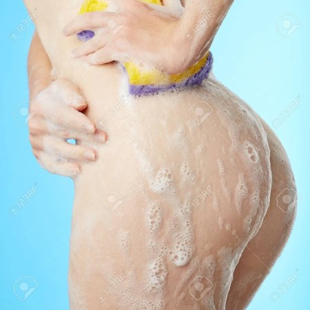 Девушка с мочалкой