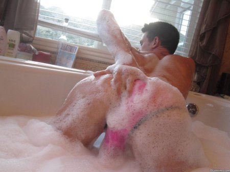 Мужской член в ванной в пене