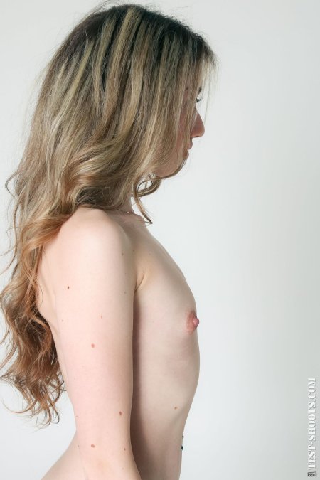 Грудь нулевого размера голая