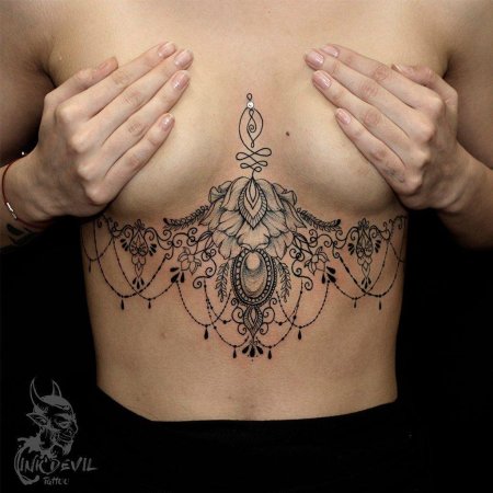 Тату под грудь
