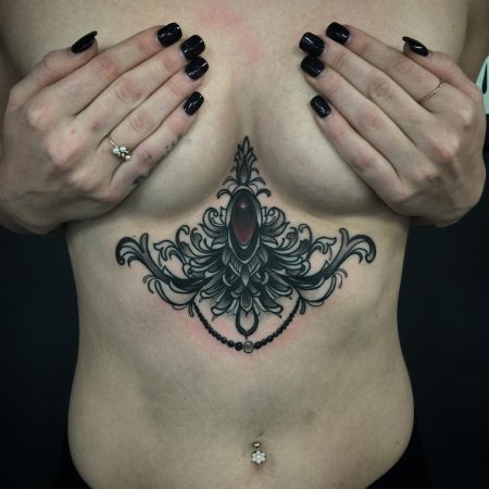 Тату под грудь