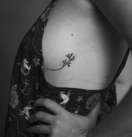 Тату для девушек под грудью