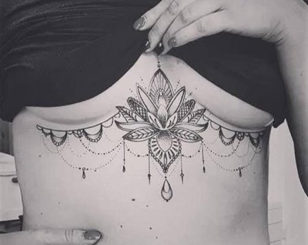 Тату под грудь