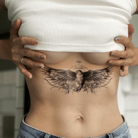 Татуировка под грудью у девушек