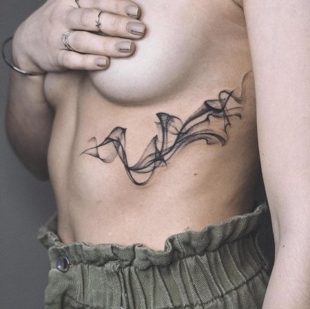 Татуировка на рёбрах для девушек