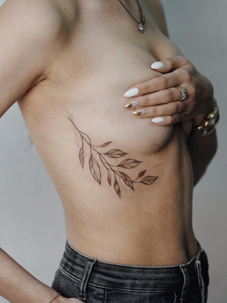 Тату веточка под грудью