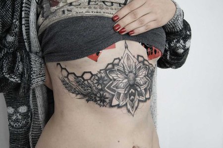 Тату под грудь