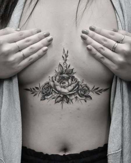 Под грудью тату