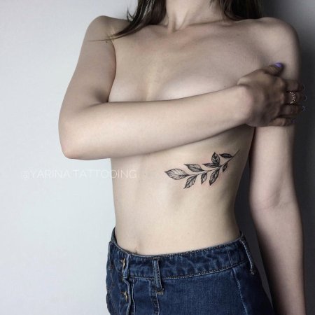 Тату веточка под грудью