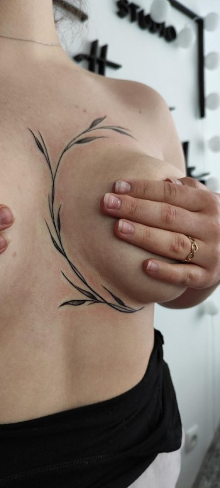 Тату веточка под грудью