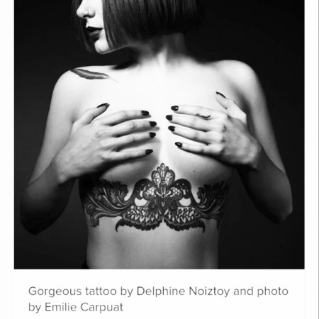 Под грудью тату