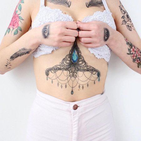 Тату под грудь