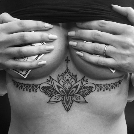 Тату под грудь