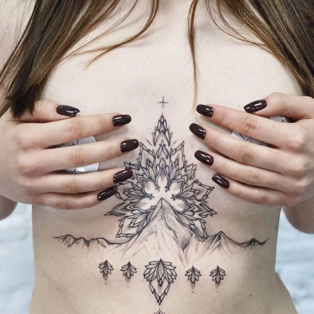 Тату под грудь