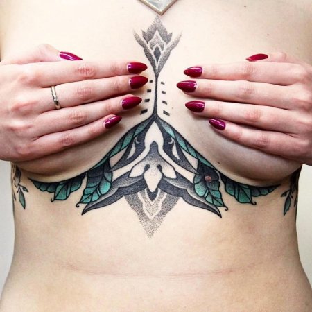 Тату под грудь