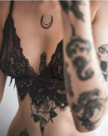 Девушка с татуировками