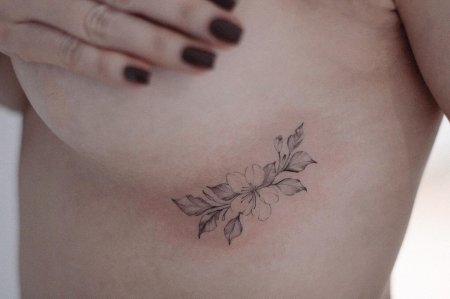 Тату веточка под грудью