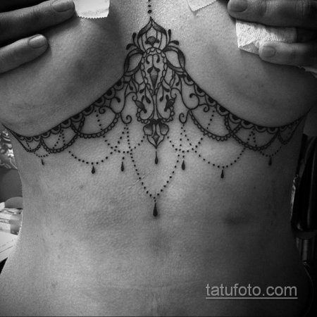 Тату под грудь