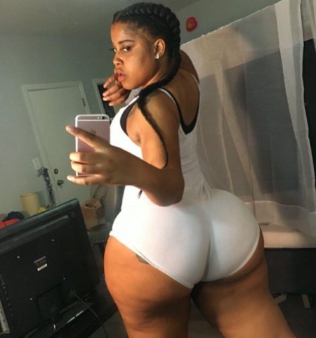 Девушка с большими попами