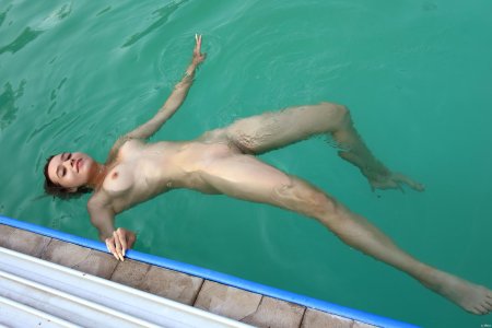Голая ангелина эш в бассейне