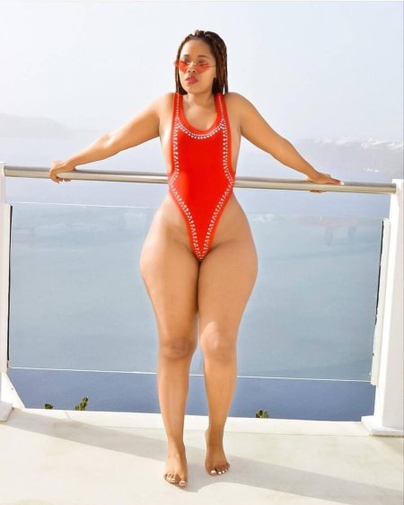 Женщина с широкими бедрами