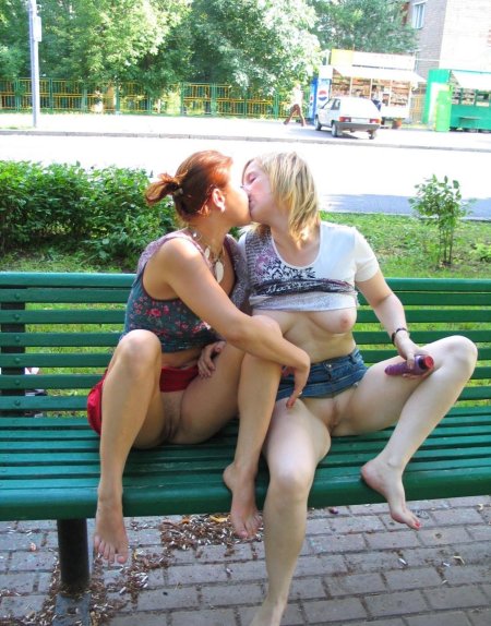 Частное две подружки без трусиков