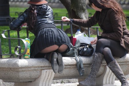 Под юбкой девушек