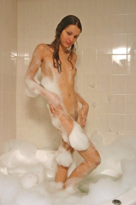 Голые женщины в мыльной пене