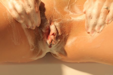 Девушка моет свою киску крупным планом