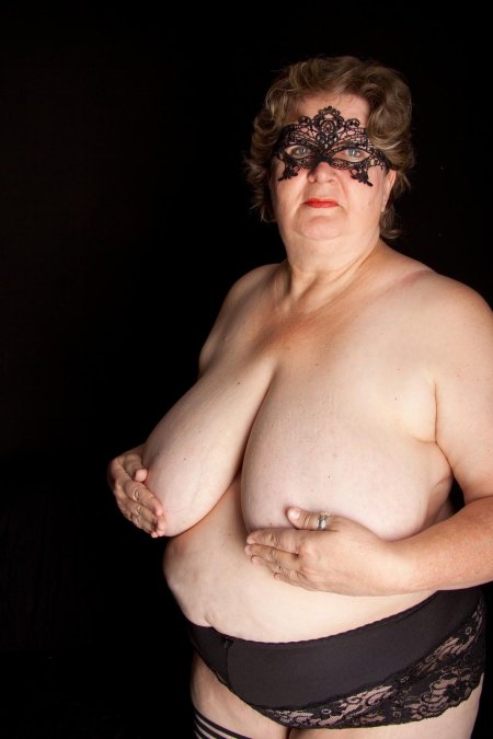 Зрелая толстушка