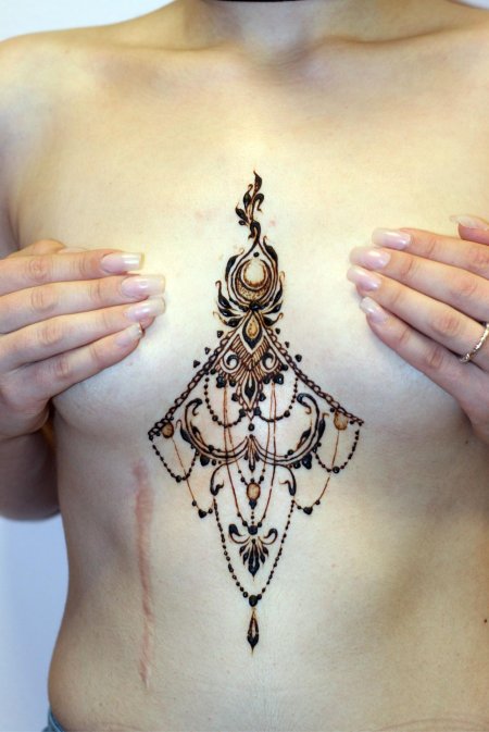 Мехенди под грудью
