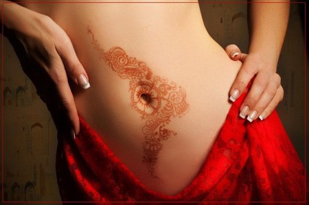 Мехенди на животе