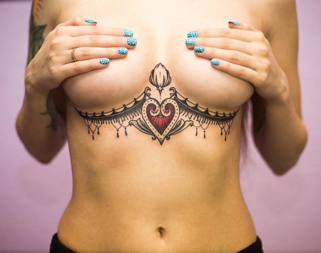 Тату под грудь