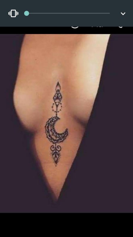 Тату между грудью женская