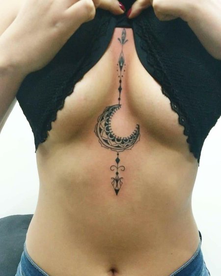 Полумесяц под грудью тату