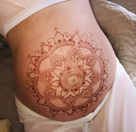 Мехенди на животе