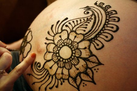 Узор хной на сосках