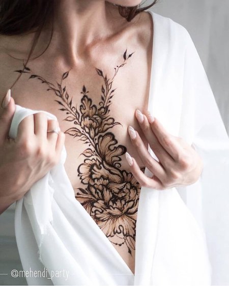 Мехенди на груди