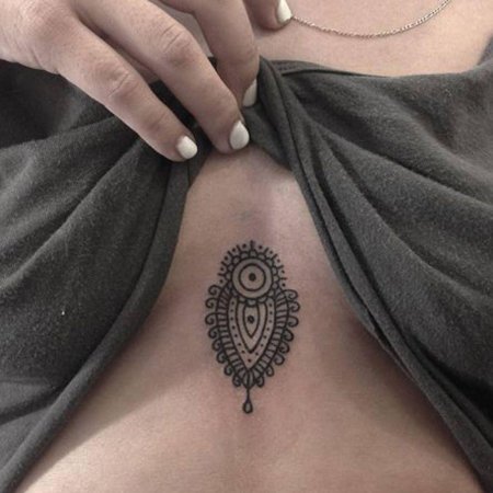 Под грудью тату