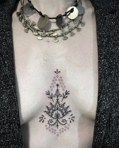 Мехенди под грудью