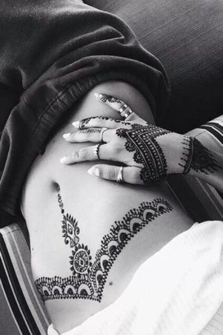 Мехенди на животе