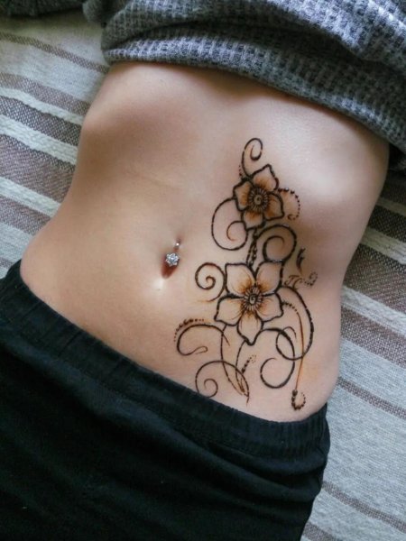 Мехенди на животе