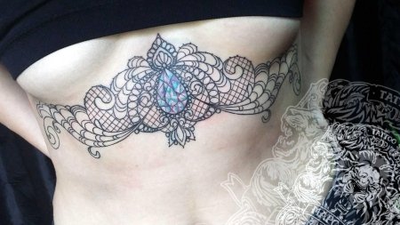 Тату под грудь