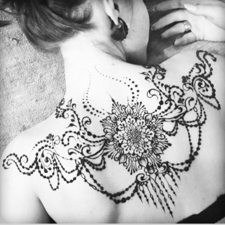 Мехенди на спине