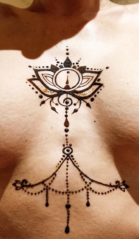 Мехенди на груди