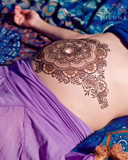 Мехенди на животе