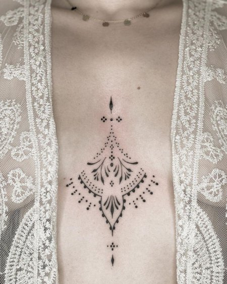 Женские татуировки под грудью