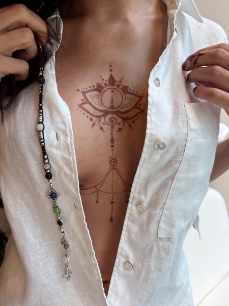 Женские татуировки между грудиной