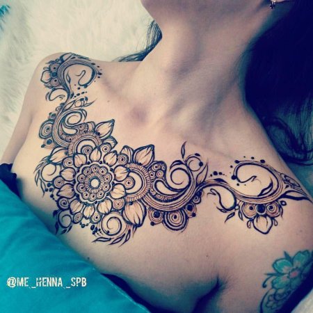 Мехенди на груди