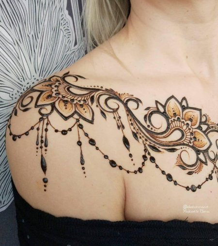 Мехенди на плече
